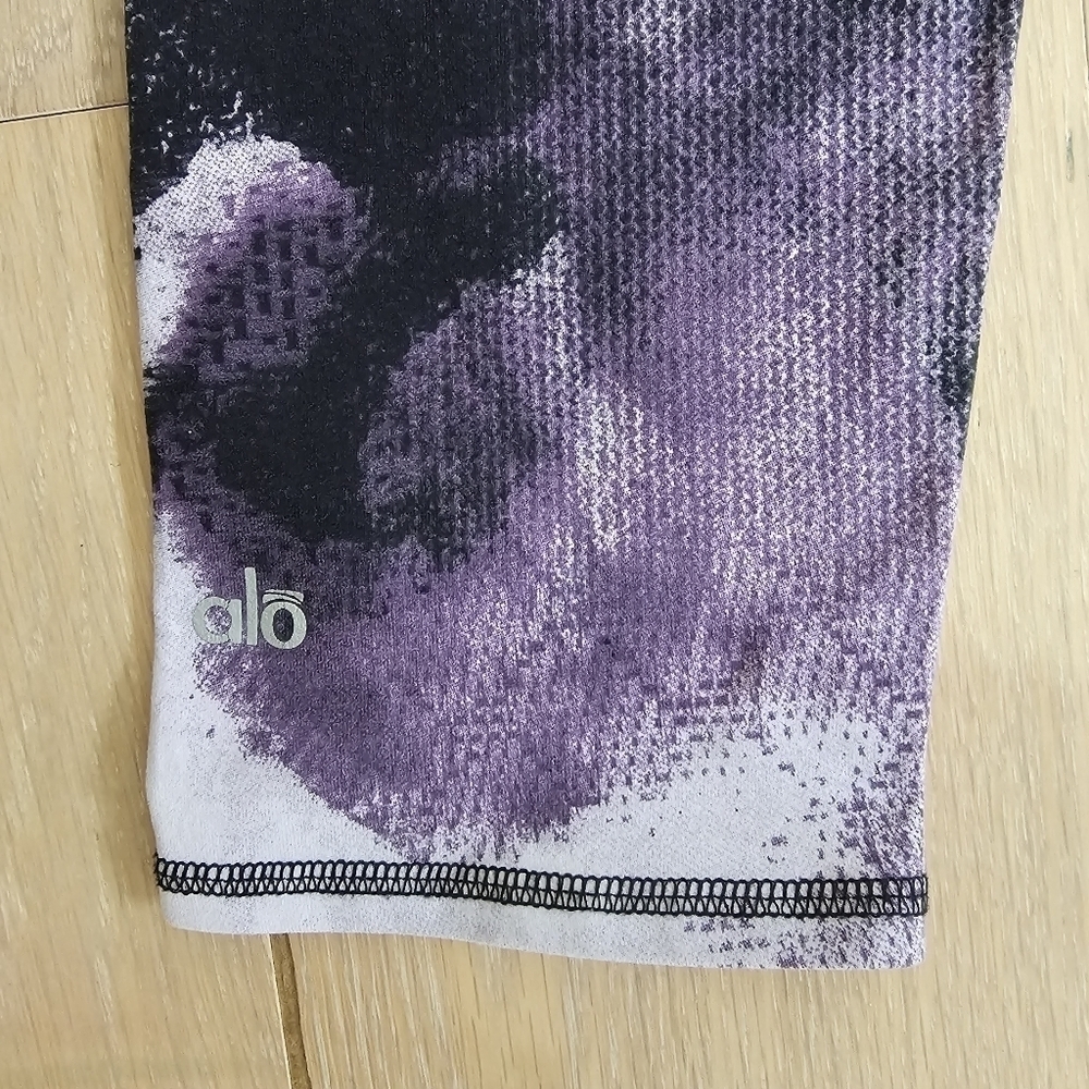 ALO YOGA Tie-Dye Airbrush Capri Purple Leggings- Size Small - Picture 13 of 14